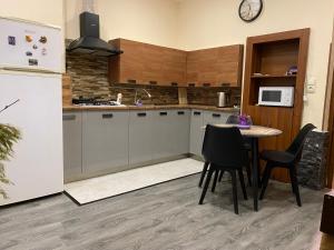 una cocina con una mesa y un refrigerador en Downtown-home in the heart of old Tbilisi, en Tiflis 8 fotos más