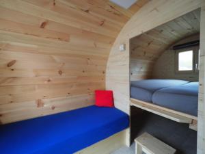 Holzhütte J23 klein في رايشناو: غرفة بسريرين في منزل صغير