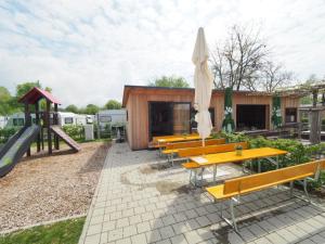 - une aire de jeux avec bancs en bois et toboggan dans l'établissement Holzhütte J23 klein, à Île de Reichenau