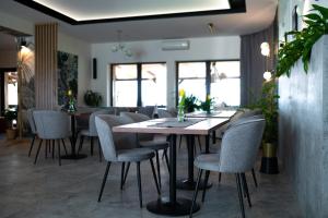 una sala da pranzo con tavolo e sedie di Gościniec Paradise a Mierzęcice