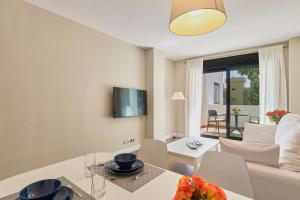 een woonkamer met een tafel en een bank bij Deluxe la cala Alamar in La Cala de Mijas