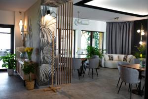 un soggiorno con una parete divisoria con tavolo e sedie di Gościniec Paradise a Mierzęcice