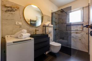 ein Bad mit einem Waschbecken und einem Spiegel in der Unterkunft Luxury Hedone Apartment near the Bridge with Private SPA Zone in Zadar