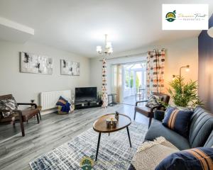 sala de estar con sofá y mesa en LOW rate this season for 3-Bedroom house In Bedworth - With Free Wi-fi, Private Parking & Garden by Passion Fruit Properties - OSB, en Attleborough
