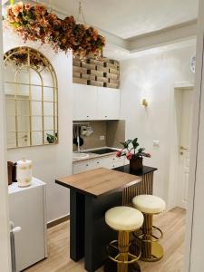 cocina con isla y taburetes en Private room Thalia Apartments Mestre, en Mestre