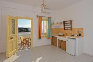 A kitchen or kitchenette at GYROULI 1