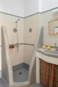 A bathroom at GYROULI 1