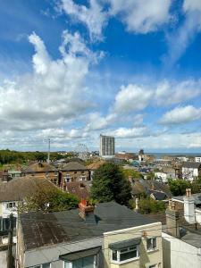 - une vue sur la ville depuis le toit d'un bâtiment dans l'établissement CloudZen, à Kent