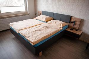 Rúm í herbergi á Urlaub für Mensch und Tier - Appartements Pirkhof
