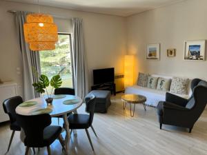 - un salon avec un canapé et une table dans l'établissement Blue Elegance City Center Heraklion Apartment, à Héraklion