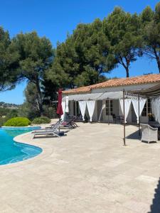 a resort with a swimming pool and a tent at Une Pause en Provence in Le Beausset