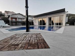Bazén v ubytování Primošten Pool Fantasy apartmant nebo v jeho okolí