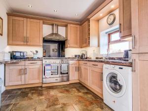 a kitchen with a washer and dryer in it at Whitney Cottage in Broadway