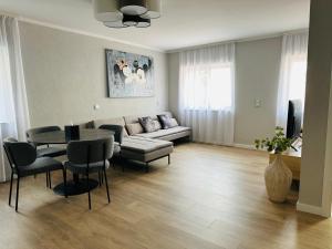 ein Wohnzimmer mit einem Sofa und einem Tisch in der Unterkunft Holiday Home Wiesbaden in Wiesbaden