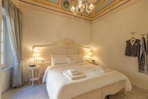 Ένα ή περισσότερα κρεβάτια σε δωμάτιο στο Charming Apartment Cartoni