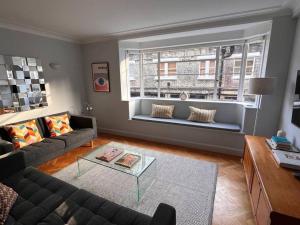 Posezení v ubytování Fitzrovia / Bloomsbury / West End - Two Bed apt