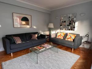 Posezení v ubytování Fitzrovia / Bloomsbury / West End - Two Bed apt