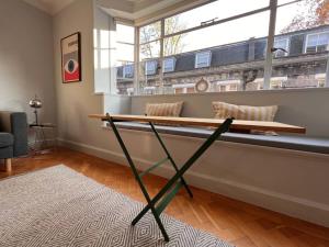 Posezení v ubytování Fitzrovia / Bloomsbury / West End - Two Bed apt
