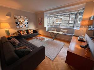 Posezení v ubytování Fitzrovia / Bloomsbury / West End - Two Bed apt