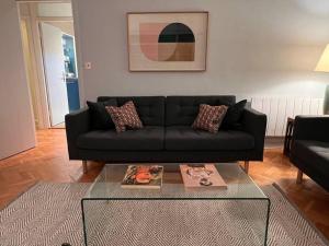 Posezení v ubytování Fitzrovia / Bloomsbury / West End - Two Bed apt
