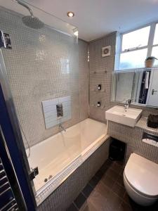 Koupelna v ubytování Fitzrovia / Bloomsbury / West End - Two Bed apt