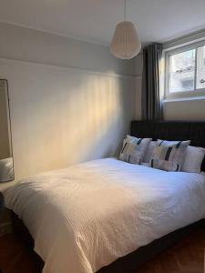 Postel nebo postele na pokoji v ubytování Fitzrovia / Bloomsbury / West End - Two Bed apt