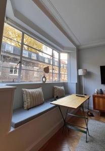 TV a/nebo společenská místnost v ubytování Fitzrovia / Bloomsbury / West End - Two Bed apt