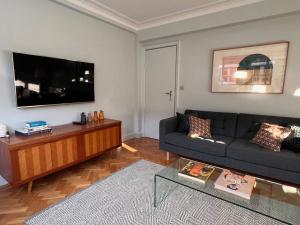 TV a/nebo společenská místnost v ubytování Fitzrovia / Bloomsbury / West End - Two Bed apt
