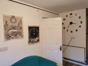 una habitación con una puerta y relojes en la pared en 116 Maison Dieu Road Room C in Dover, en Dover