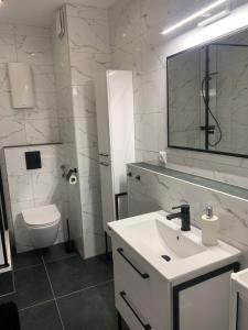 Kúpeľňa v ubytovaní Marias Apartment + 37 fotografií