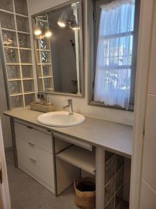 uma casa de banho com um lavatório e um espelho em Bonita casa adosada en esquina em Marbella