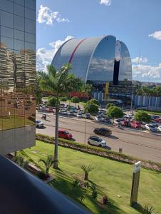 Blick auf eine Stadt mit einem Gebäude und einer Straße in der Unterkunft Flat Premium Particular Cullinan Hotel in Brasilia