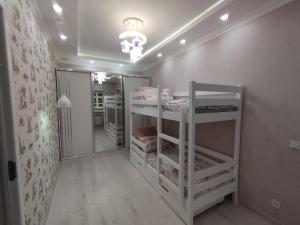 ドゥシャンベにあるSmall house in a centrの二段ベッド2台と鏡が備わる客室です。