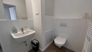 Kúpeľňa v ubytovaní 1 room Apartment with terrace, Slnečnice