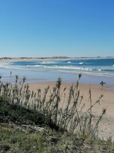 - une plage avec des personnes se promenant sur le sable et l'océan dans l'établissement Baleal Atlantic Villa, à Baleal