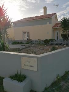 una casa con un cartello davanti di Baleal Atlantic Villa a Baleal