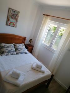 una camera con letto e finestra di Baleal Atlantic Villa a Baleal