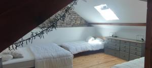 Łóżko lub łóżka w pokoju w obiekcie Lodge Loupau Maga