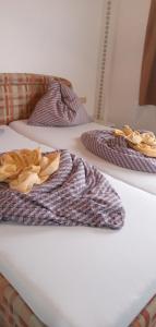 twee bedden met dekens erop bij Ferienwohnungen Miklautsch in Faak am See