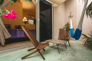 une chambre avec deux chaises, une table et un canapé dans l'établissement Casa Mia El Cuyo Eco Beach Boutique Hotel, à El Cuyo