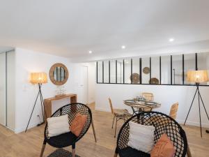L'Escapade Roannaise في روان: غرفة معيشة مع طاولة وكراسي