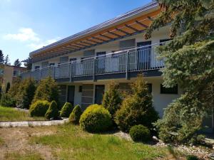 un condominio con balcone e cespugli di OW Posejdon a Łazy