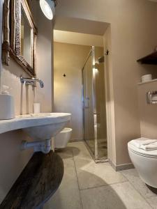 un baño con lavabo e inodoro en Trulli Conca d oro La lamia, en Martina Franca