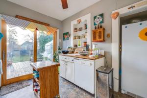 eine Küche mit einem weißen Kühlschrank und einem Fenster in der Unterkunft Marshalltown Vacation Rental with Private Yard! in Marshalltown
