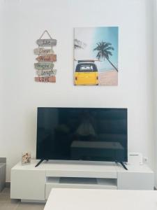 Televízia a/alebo spoločenská miestnosť v ubytovaní Apartamento Alhucemas Playa