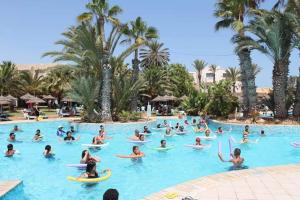 - un groupe de personnes dans la piscine d'un complexe dans l'établissement Welcome Meridiana Resort - Families and Couples Only, à Djerba