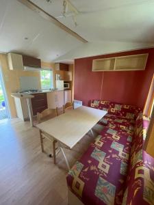 Kuchnia lub aneks kuchenny w obiekcie Camping Le Convivial