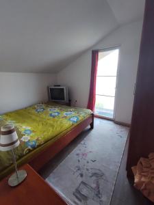 Кровать или кровати в номере Apartmani Nikola