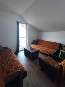 Cette chambre comprend 2 lits et une fenêtre. dans l'établissement Apartmani Nikola, à Bar