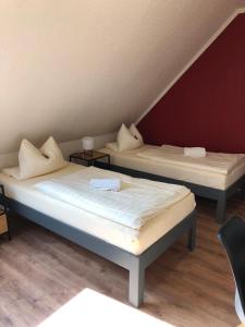 2 Betten in einem Zimmer mit in der Unterkunft Alex -Lounge -Sportsbar -Smokerlounge in Otterbach